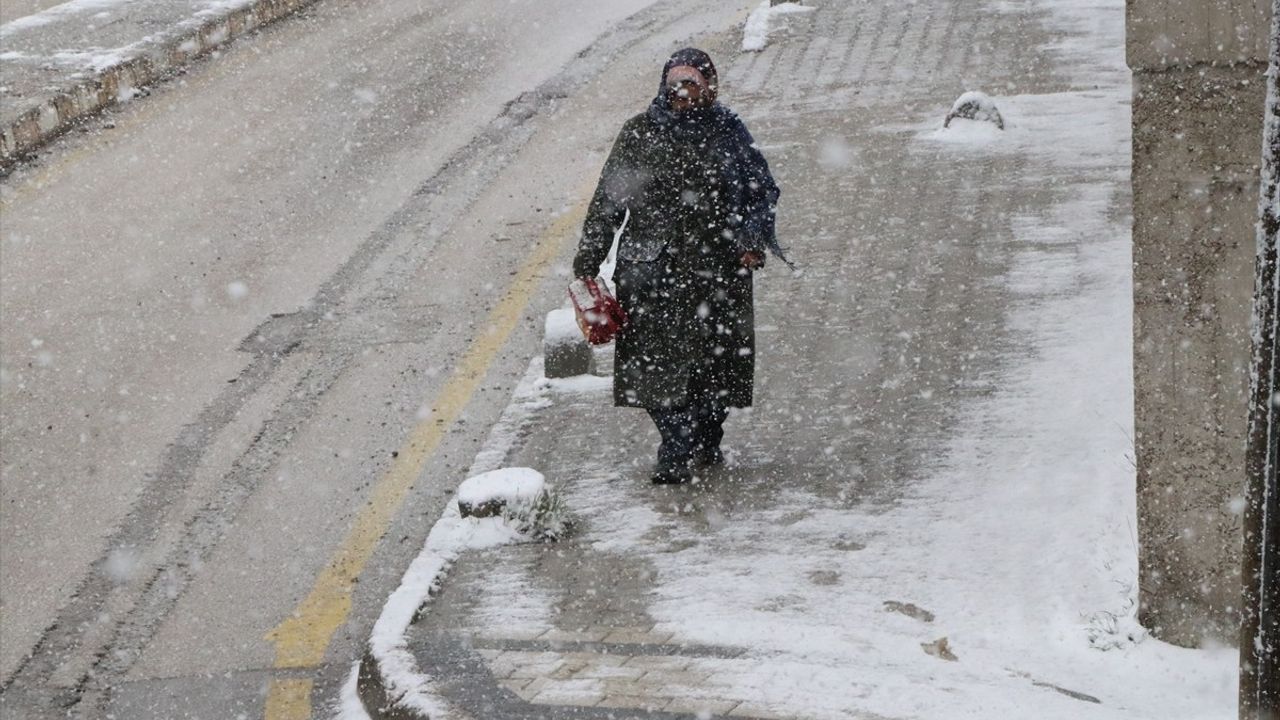 Yozgat'ta Kar Yağışı Kenti Beyaza Bürüdü