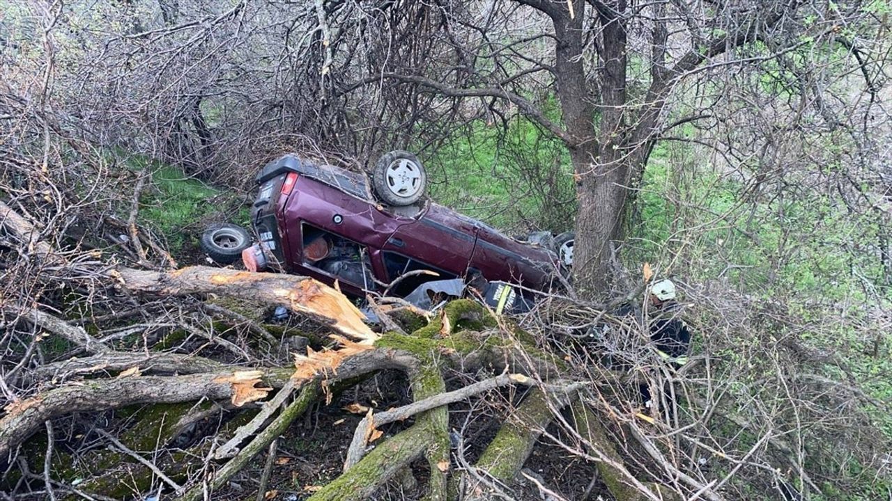Yozgat'ta Şarampole Devrilen Araçta 5 Kişi Yaralandı