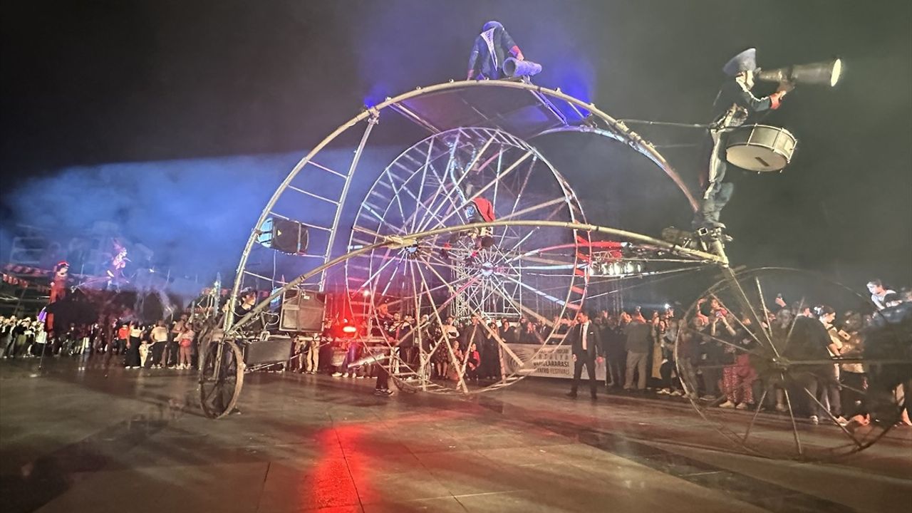 15. Uluslararası Tiyatro Festivali Antalya'da Başladı