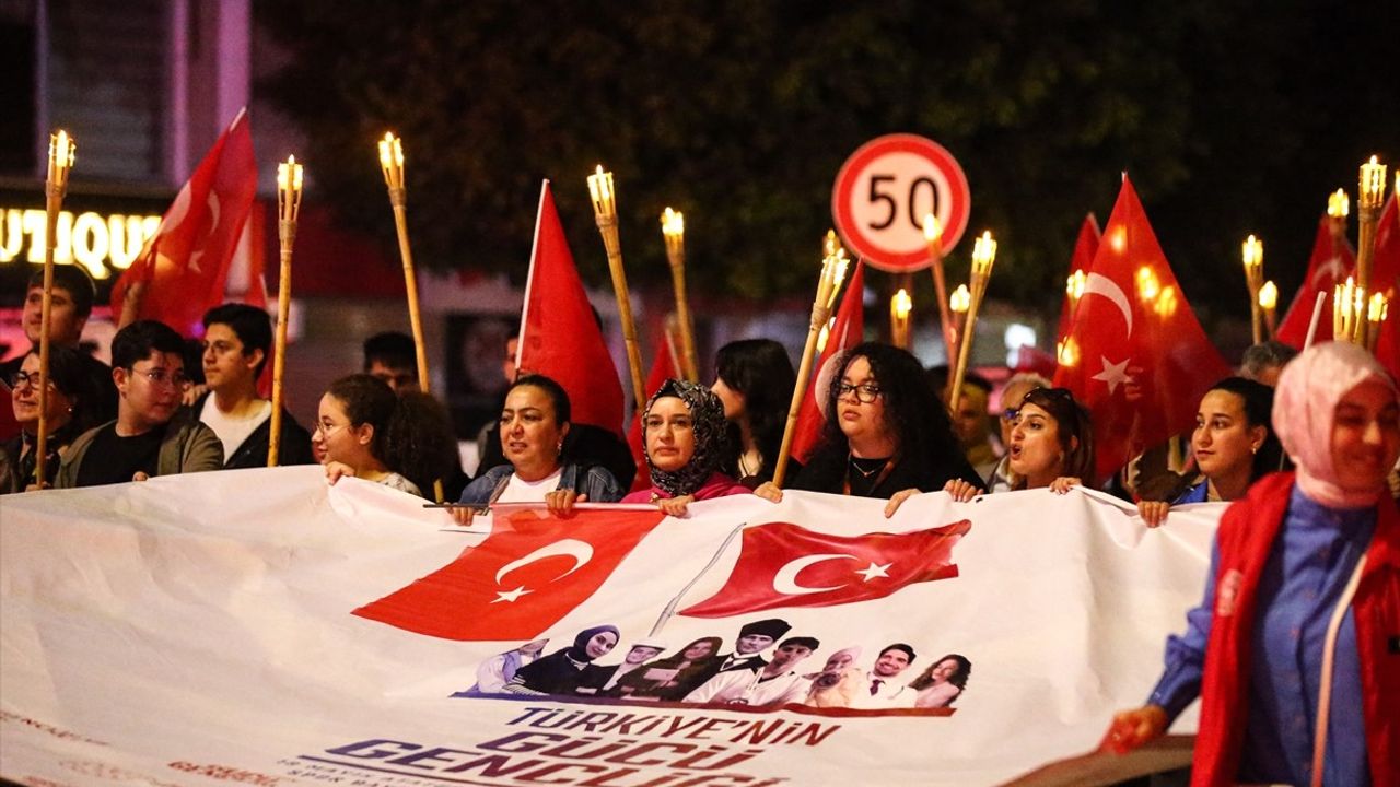 Adana'da Gençlik Haftası Coşkusu: Fener Alayı Etkinliği