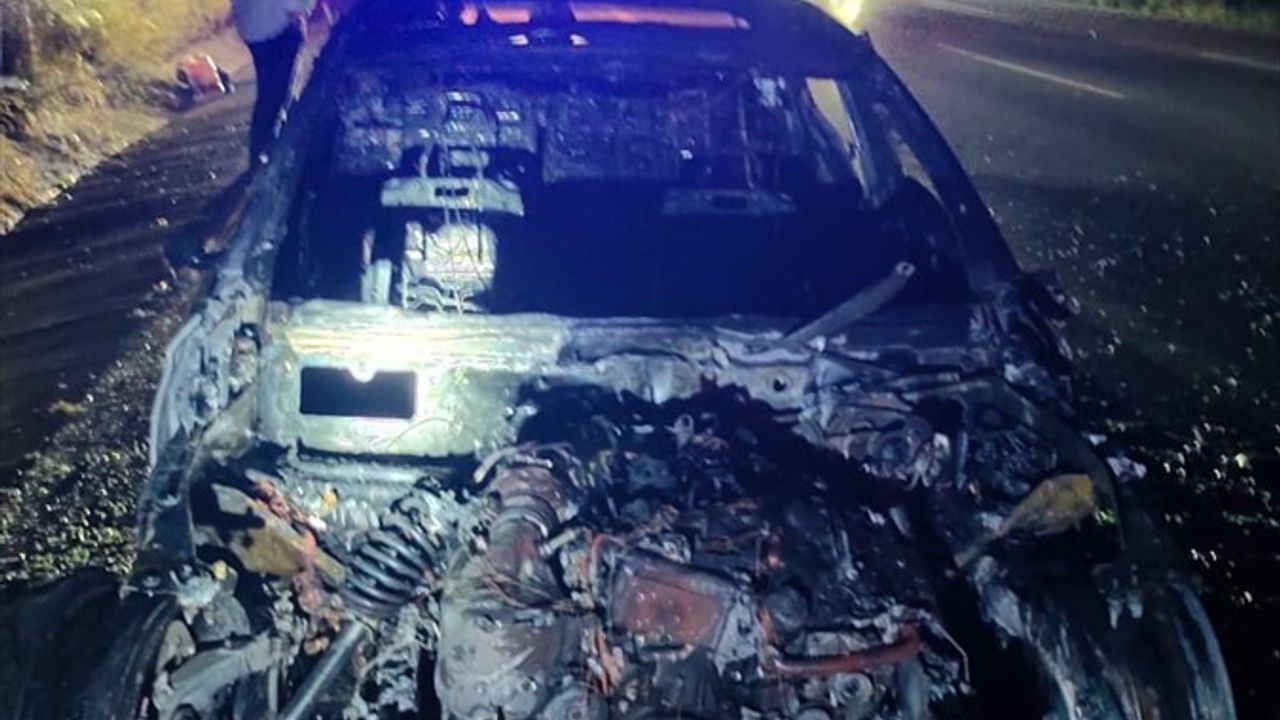 Adana'da Seyir Halindeki Otomobil Alev Aldı