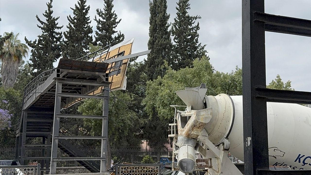 Adana'da Tır Kazası Sonucu Üst Geçit Yıkıldı