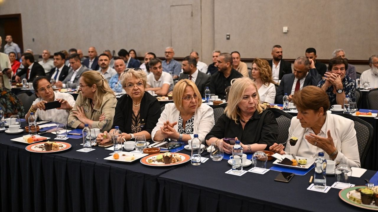 Adana'da Türkiye Sohbetleri Toplantısı Eğilimler ve Vizyonlar