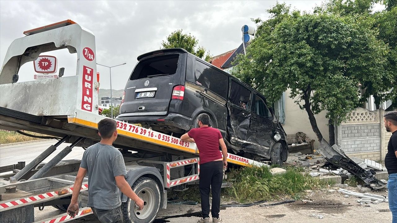 Afyonkarahisar'da Minibüs ve Kamyonet Çarpıştı