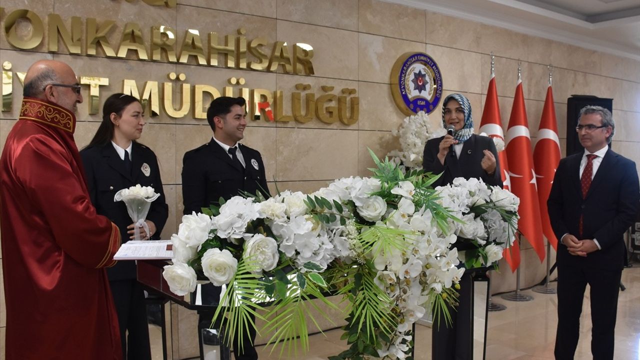 Afyonkarahisar'da Polis Çift Üniformalarıyla Evlendi