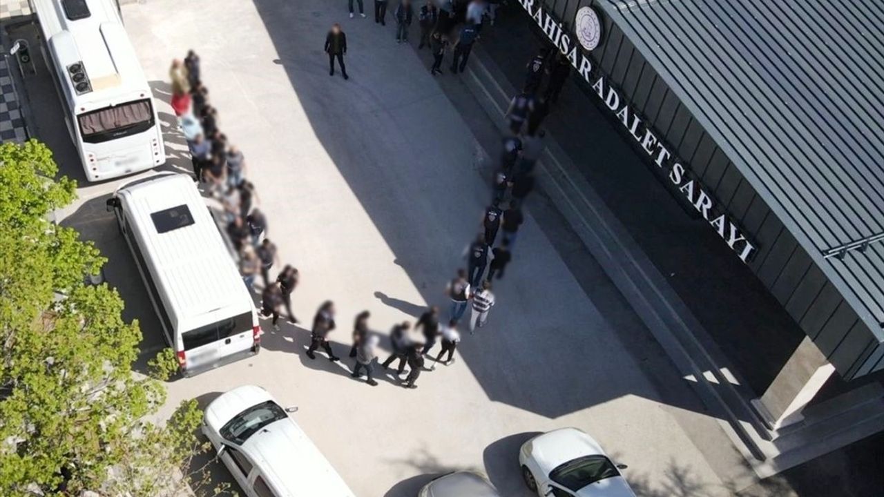 Afyonkarahisar'da Şok Dolandırıcılık Operasyonu: 25 Zanlı Tutuklandı