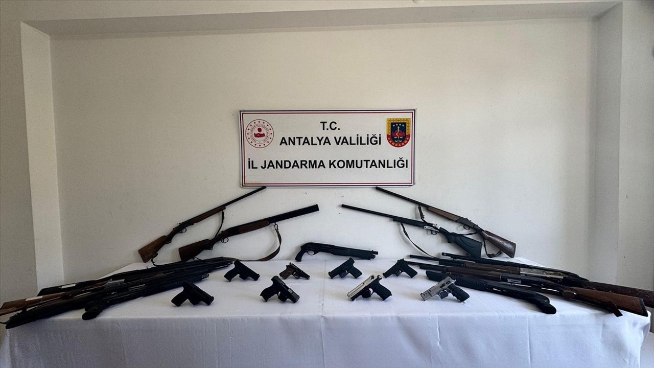 Alanya'da Silah Kaçakçılığı Operasyonu: 17 Zanlıdan 2'si Tutuklandı