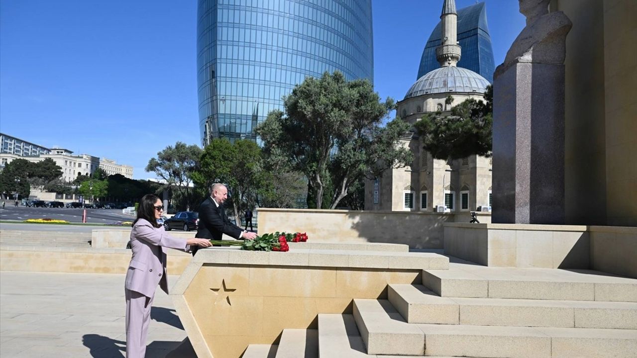 Aliyev, 2. Dünya Savaşı'nda Hayatını Kaybeden Azerbaycanlıları Andı