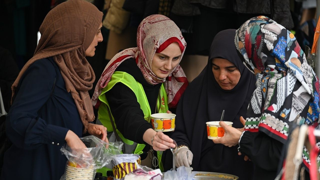 Ankara'da Gazze İçin Hayır Çarşısı Açıldı