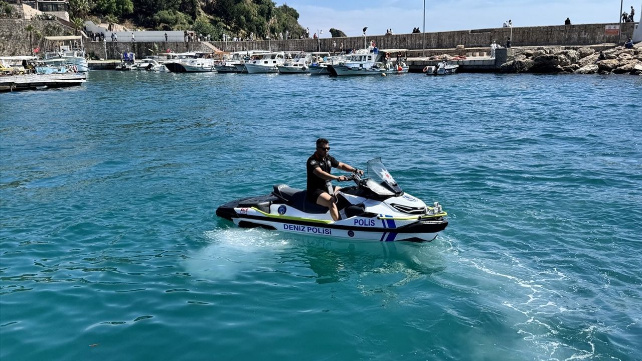 Antalya'da Deniz Polisiyle Kurtarılan Mahsur 3 Kişi