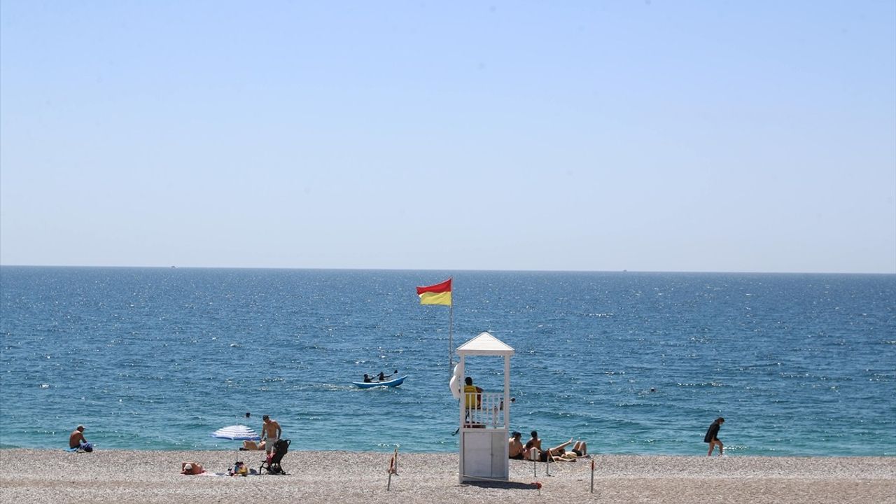 Antalya'da Konyaaltı Sahili Hazırlıkları Tamamlandı