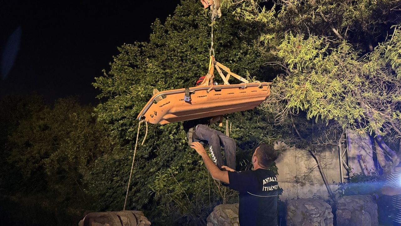 Antalya'da Köprüden Düşen Yaralı Kurtarıldı