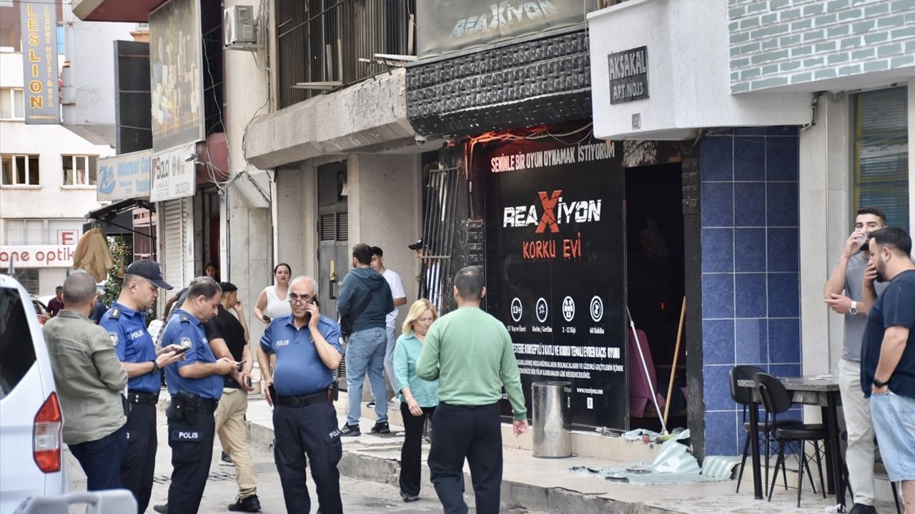 Antalya'da Korku Evinde Yangın: 3 Kişi Dumandan Etkilendi