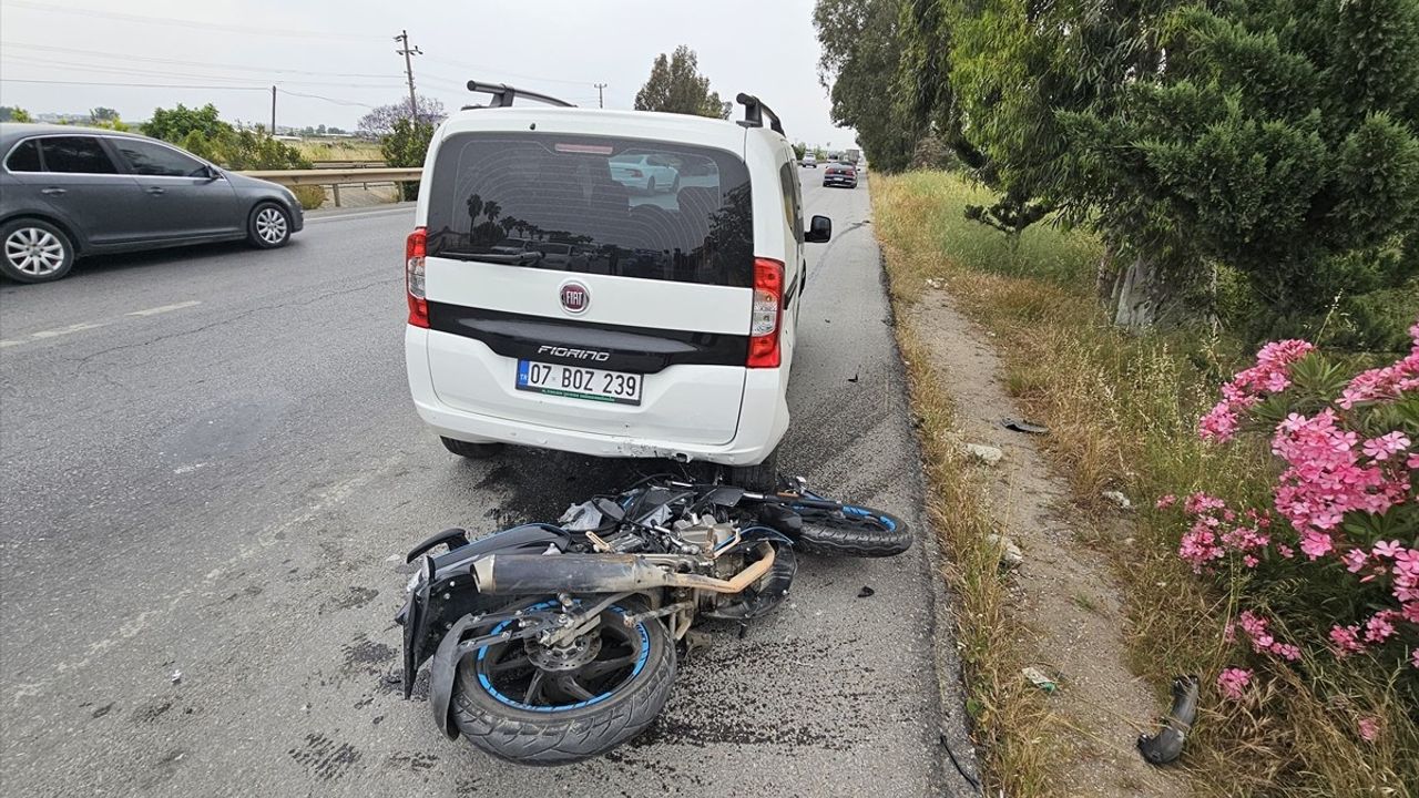 Antalya'da Motosiklet Kazası: Sürücü Yaralandı