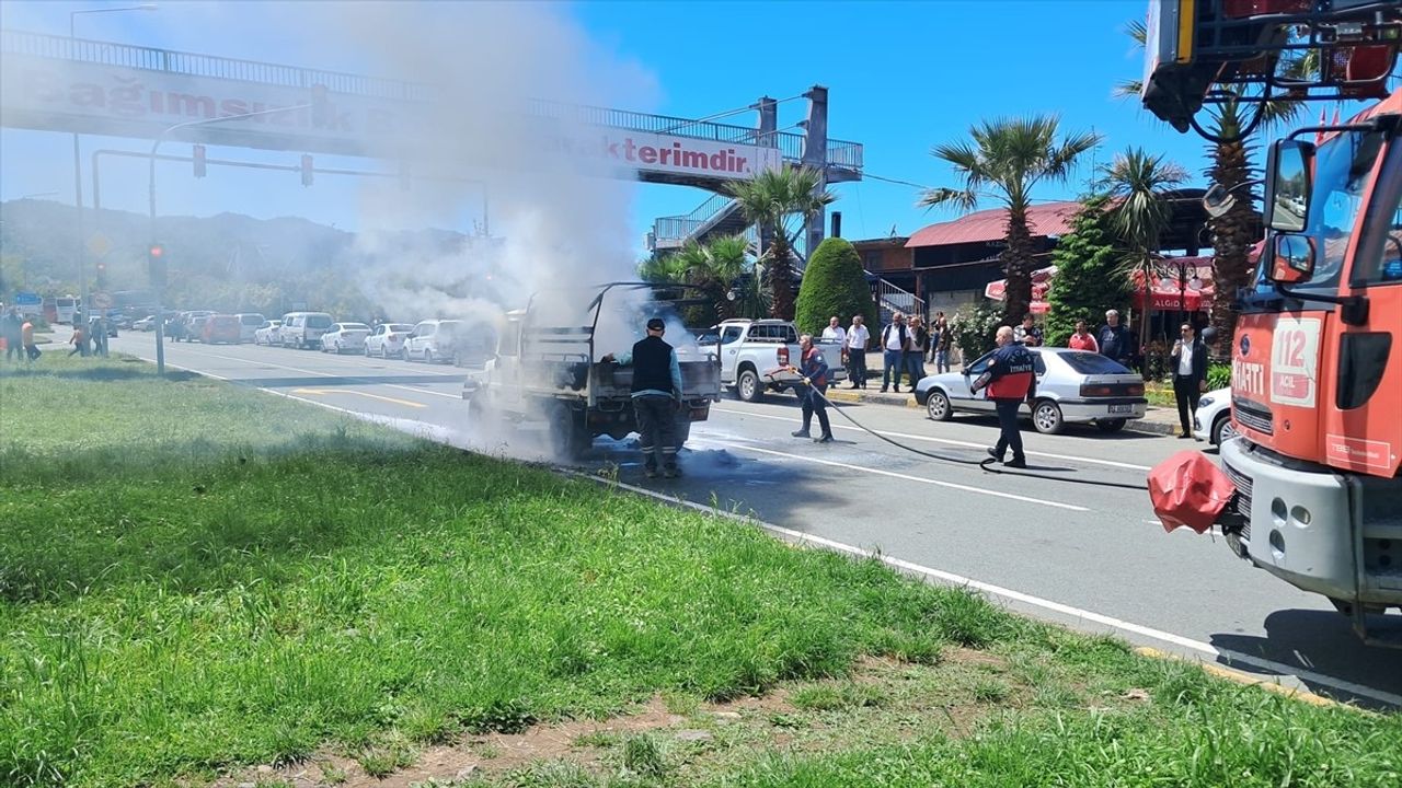 Artvin Hopa'da Seyir Halindeki Kamyonet Yandı