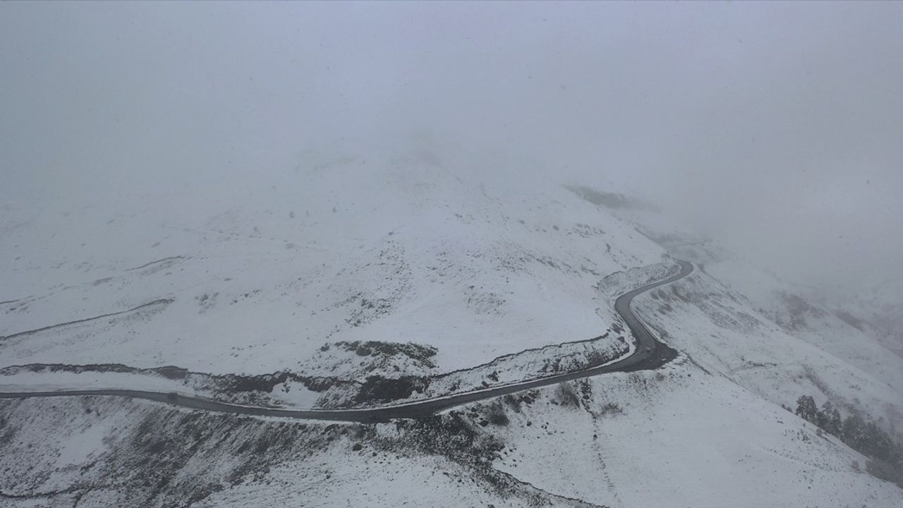 Artvin'in Yüksek Kesimlerinde Kar Yağışı Etkili Oluyor