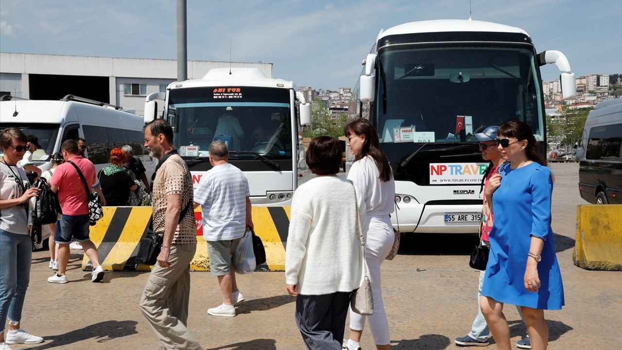 Astoria Grande Kruvaziyeri Samsun Limanı'na Demir Attı