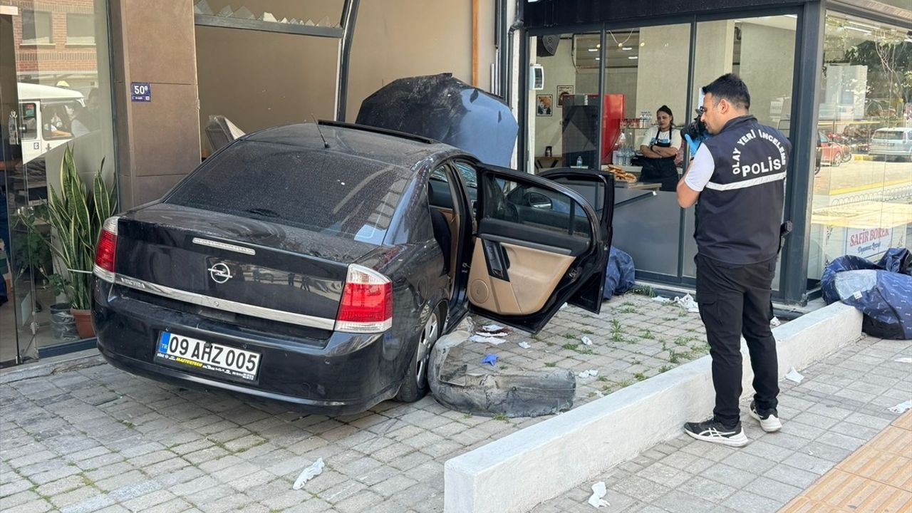 Aydın'da Kontrolden Çıkan Otomobil Mobilya Mağazasına Girerek 2 Kişiyi Yaraladı