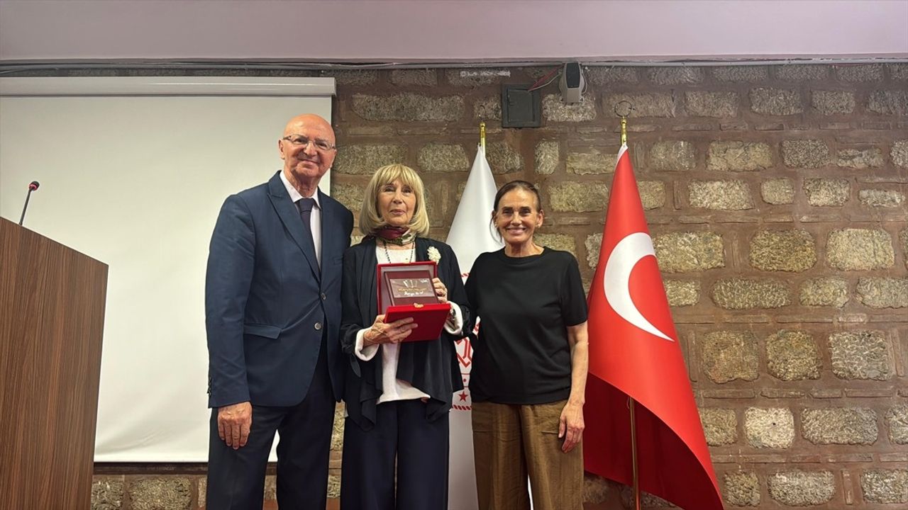 Ayşe Kulin'e 54. Orhan Kemal Roman Armağanı Takdim Edildi