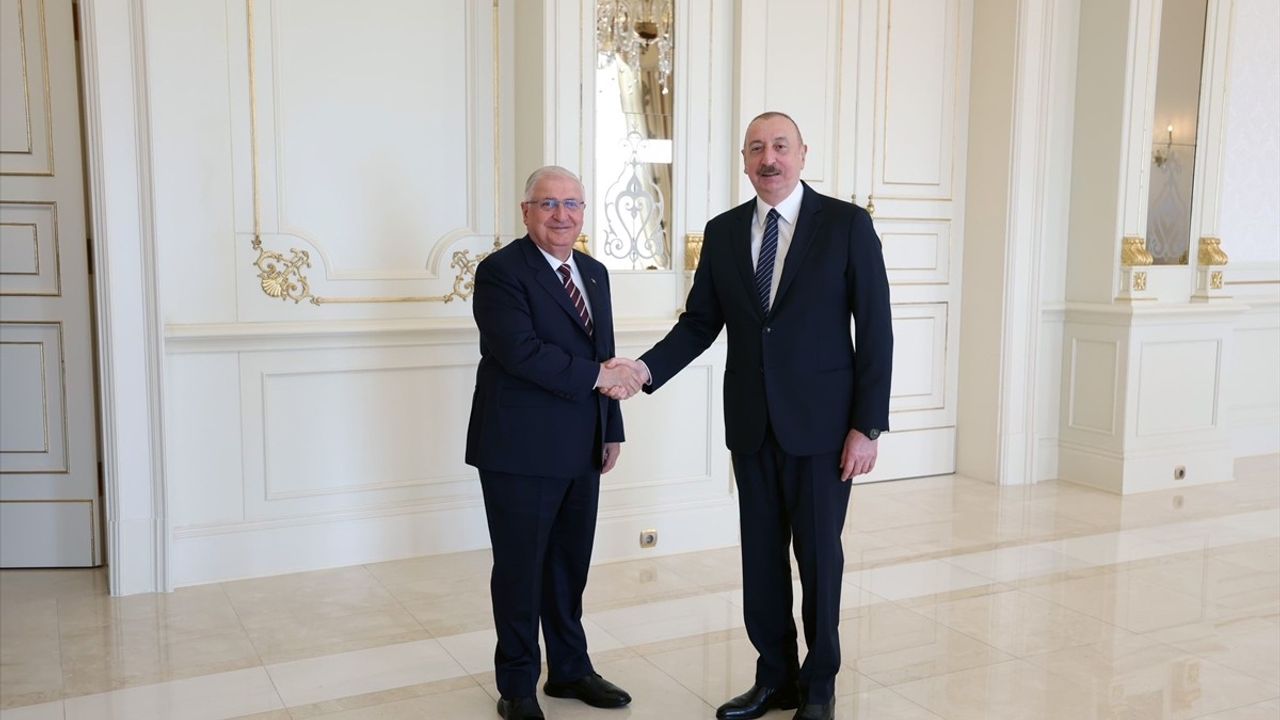 Azerbaycan Cumhurbaşkanı Aliyev, Türkiye'nin Savunma Bakanı Güler'i Ağırladı