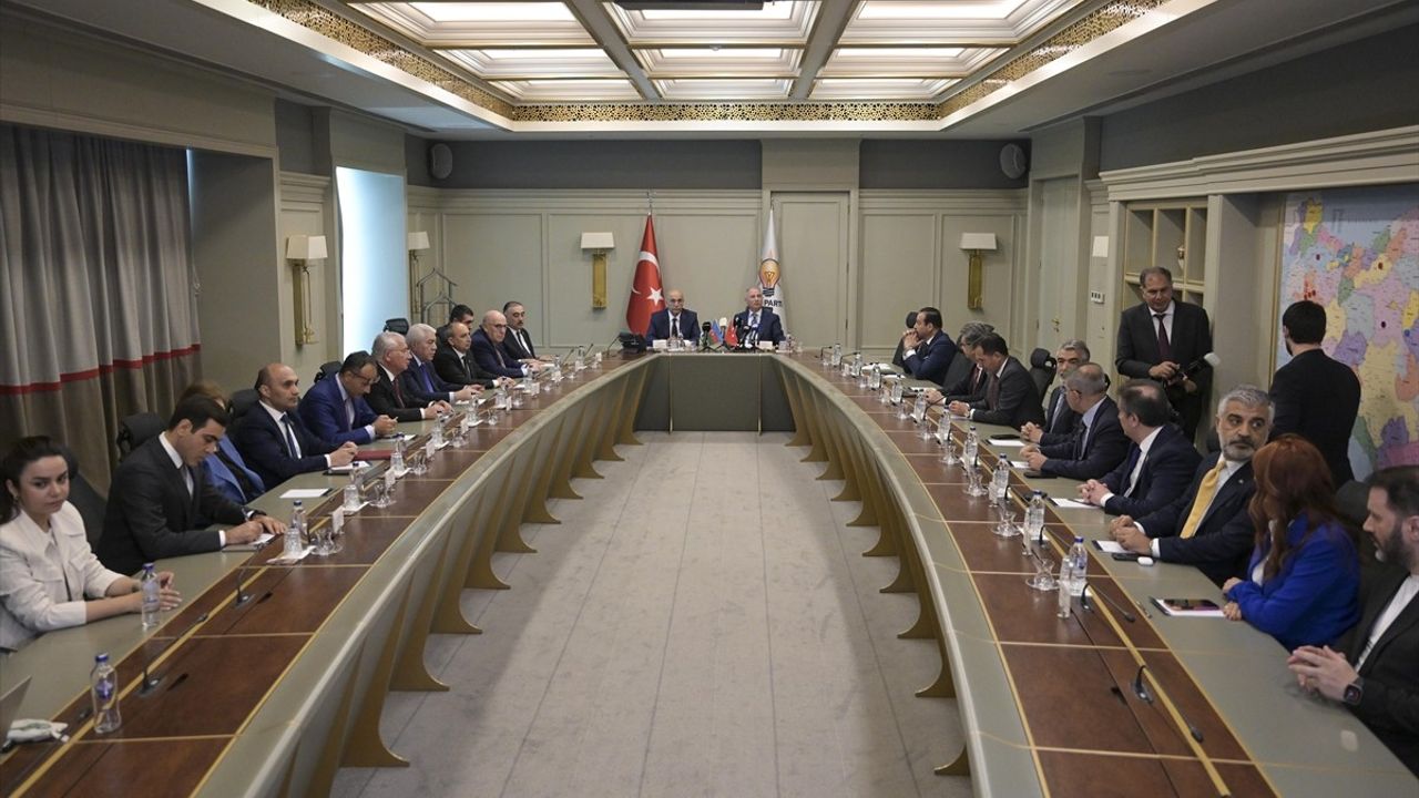 Azerbaycan Heyeti AK Parti'yi Ziyaret Etti