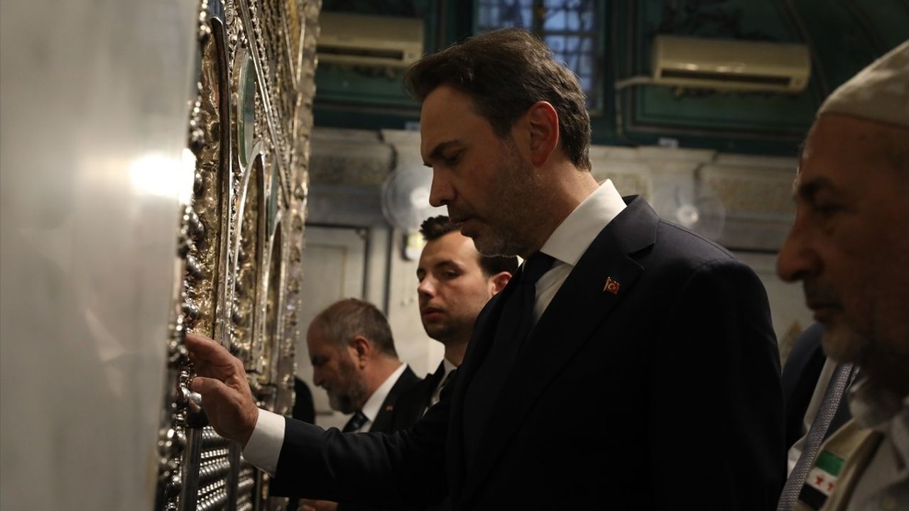 Bakan Bayraktar Emevi Camisi'ni Ziyaret Etti