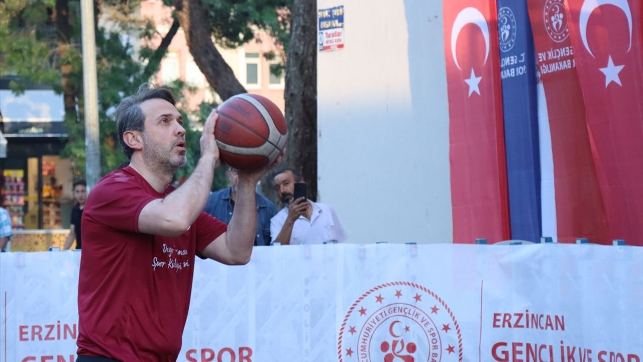Bakan Bayraktar Gençlerle Basketbol Oynadı