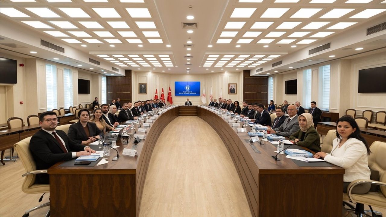 Bakan Işıkhan ve HAK-İŞ Genel Başkanı Arslan Görüştü