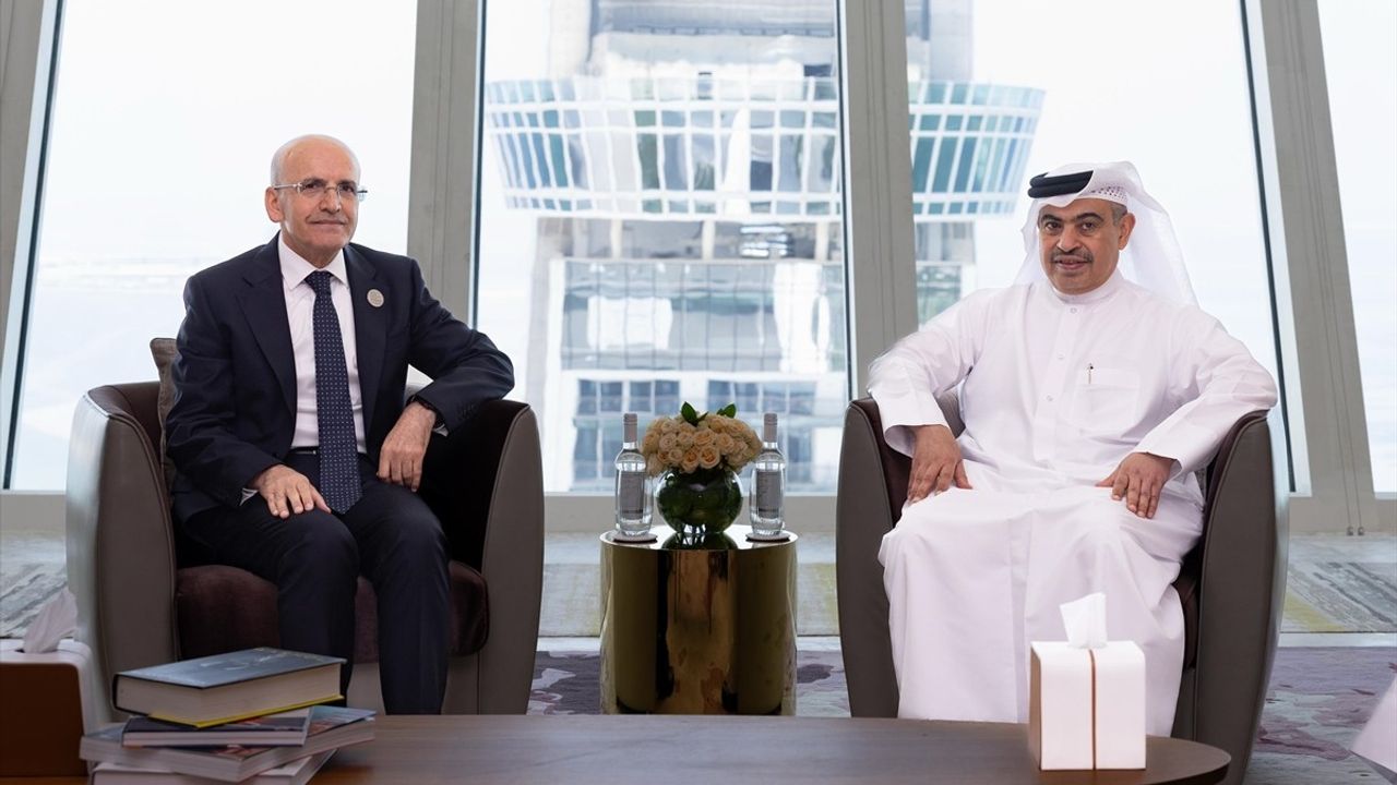 Bakan Şimşek'ten Doha'da Yatırım Fırsatları Sunumu