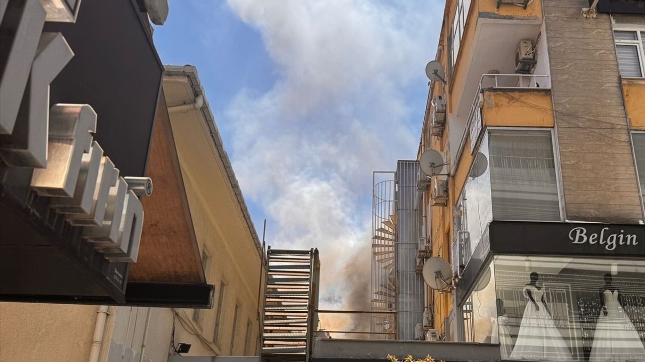 Bakırköy'deki İş Yerinde Yangın Çıktı