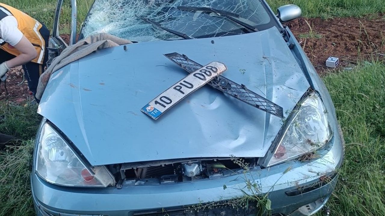 Balıkesir'de Şarampole Devrilen Araçta 3 Yaralı