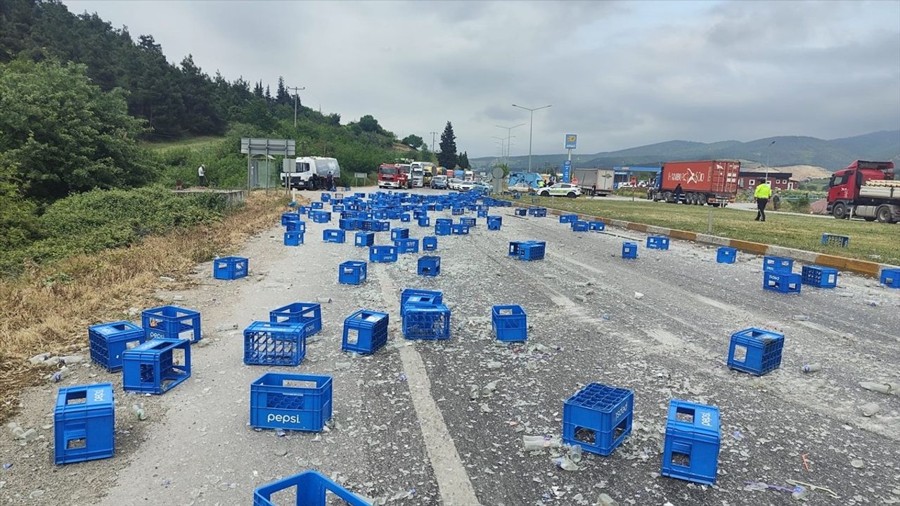 Balıkesir'de Tırdan Yola Savrulan Cam Şişeler Trafiği Aksattı