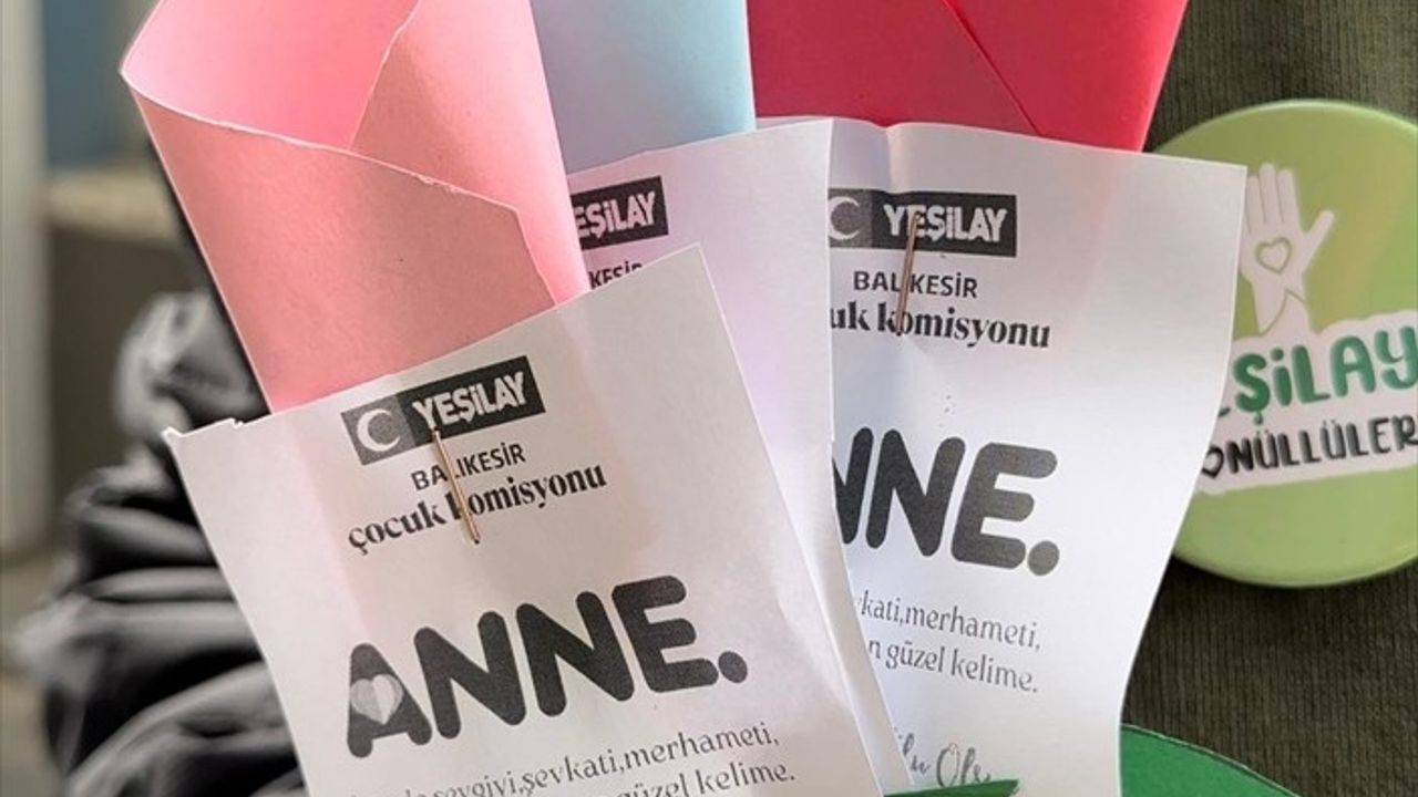 Balıkesir'de Yeşilay Gönüllülerinden Annelere Özel Hediye
