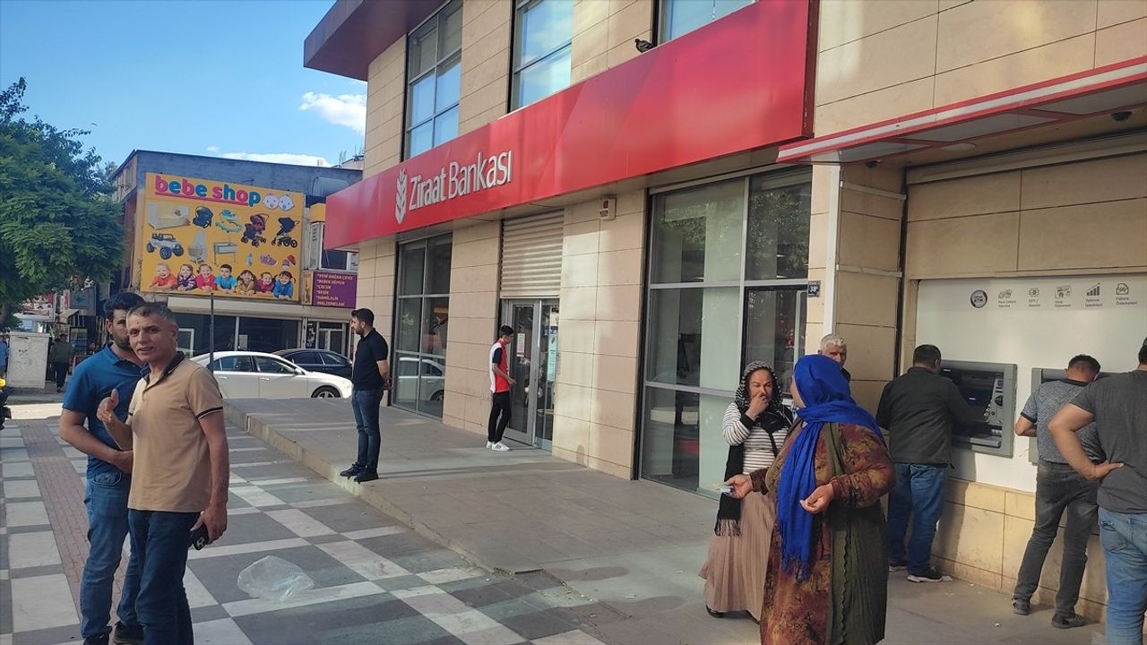 Banka Müdürüne Bıçak Çeken Zanlı Yakalandı