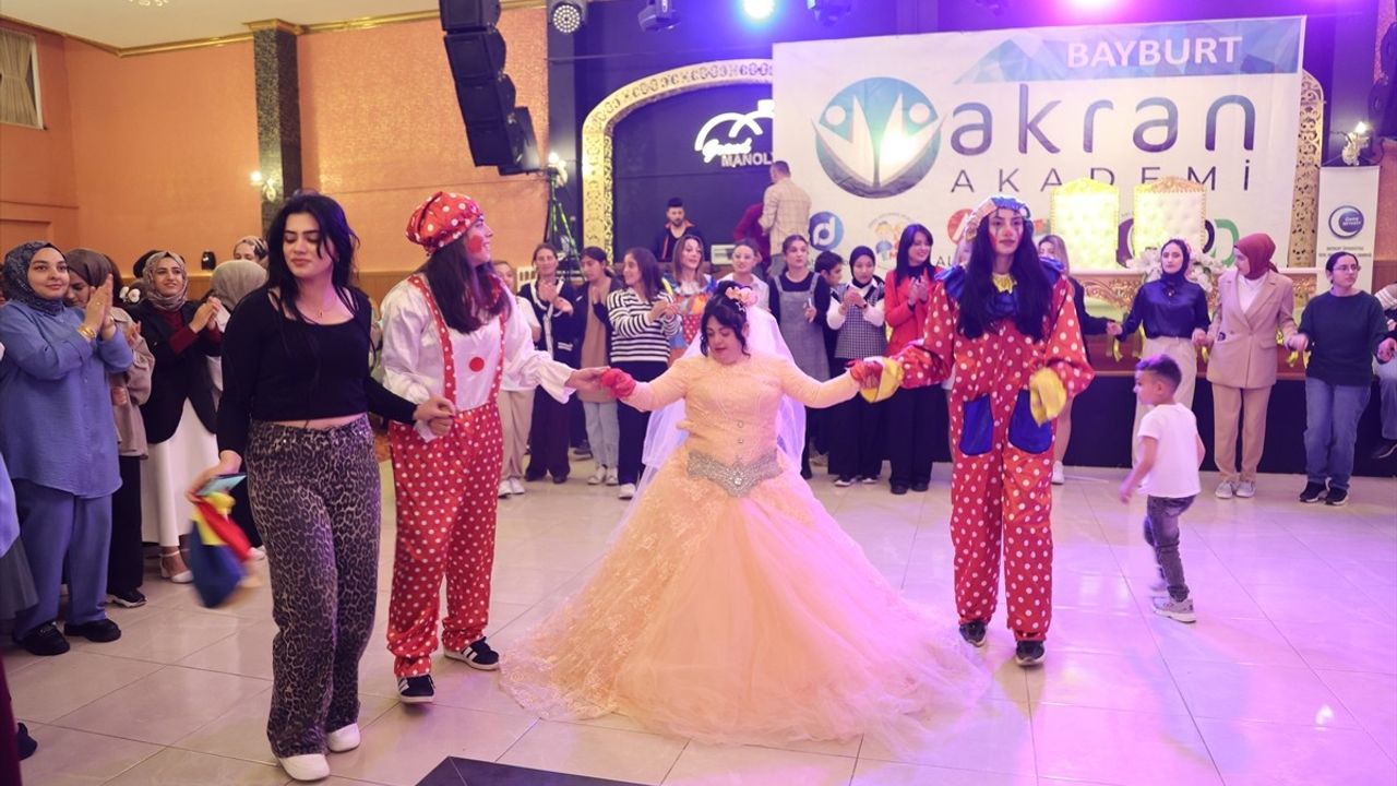 Bayburt'ta Down Sendromlu Kızın Gelinlik Hayali Gerçekleşti