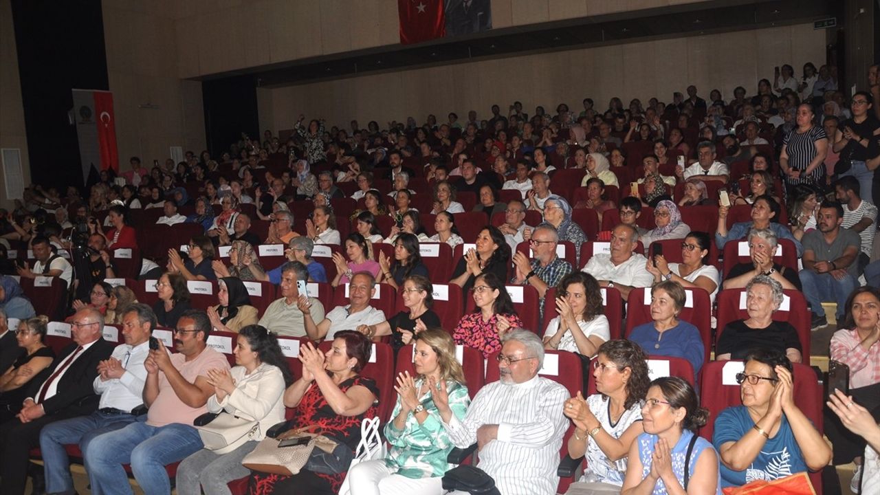 Bedia Akartürk, Ödemiş'te Koro Şefliği Yaptı