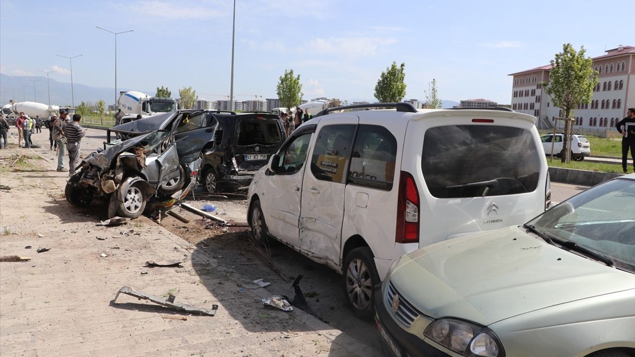 Beton Mikseri Park Halindeki Araçlara Çarptı