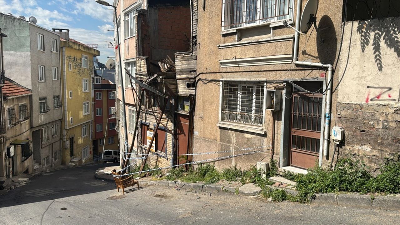 Beyoğlu'nda Kamyon Kazası: Araç ve Bina Hasar Gördü