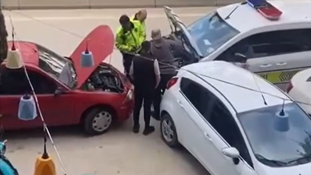 Bilecik’te Polis Yolda Kalan Aracı Destekledi