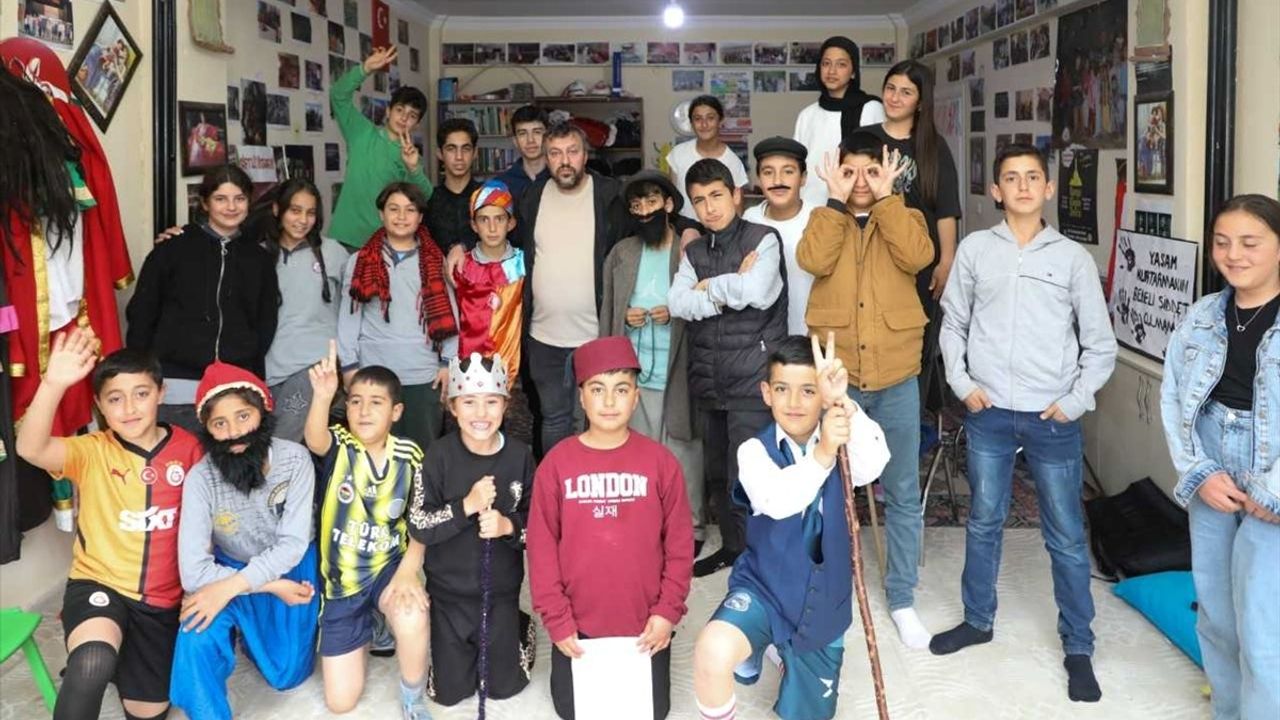 Bitlis Belediyesi Tiyatro Ekibi 'Paydos' ile 2024-2025 Sezonunu Açtı