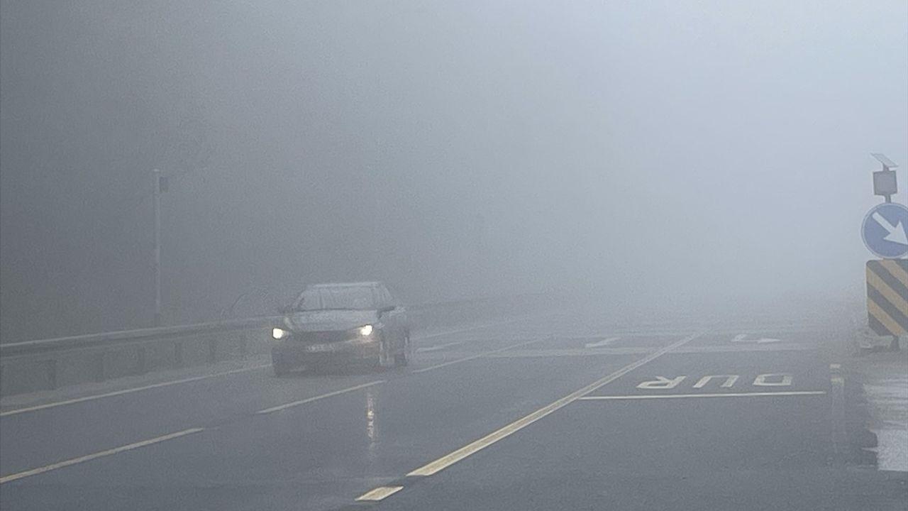 Bolu Dağı'nda Yoğun Sis Ulaşımı Etkiledi