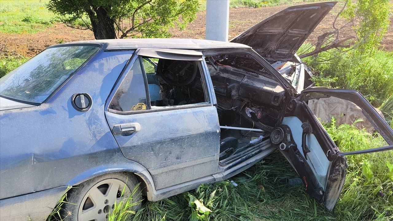 Burdur Tefenni'de Elektrik Direğine Çarpan Otomobilde 2 Yaralı