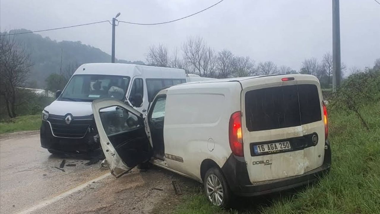 Bursa'da Çarpışma: 13 Yaralı
