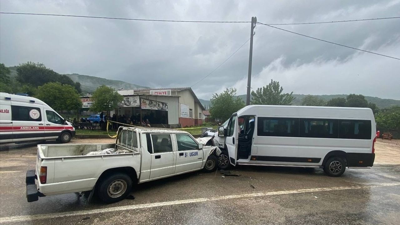 Bursa'da Minibüs-Kamyonet Kazasında Ölüm ve Yaralanmalar