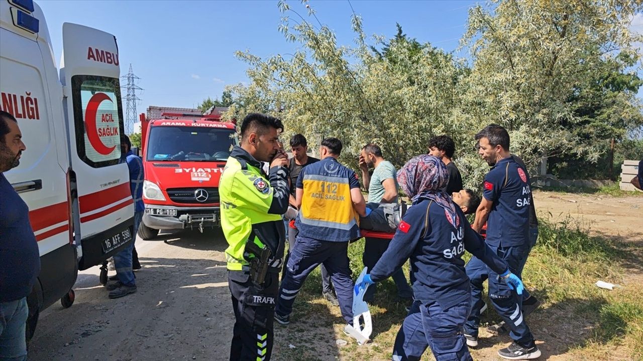 Bursa'da Otomobil ve Panelvan Kazasında Üç Yaralı