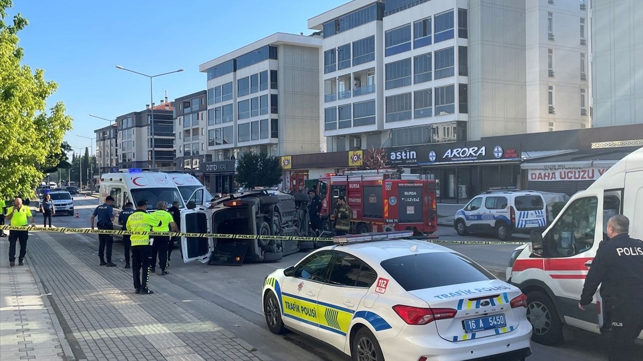 Bursa'da Polis Aracının Devrilmesi Sonucu 5 Kişi Yaralandı