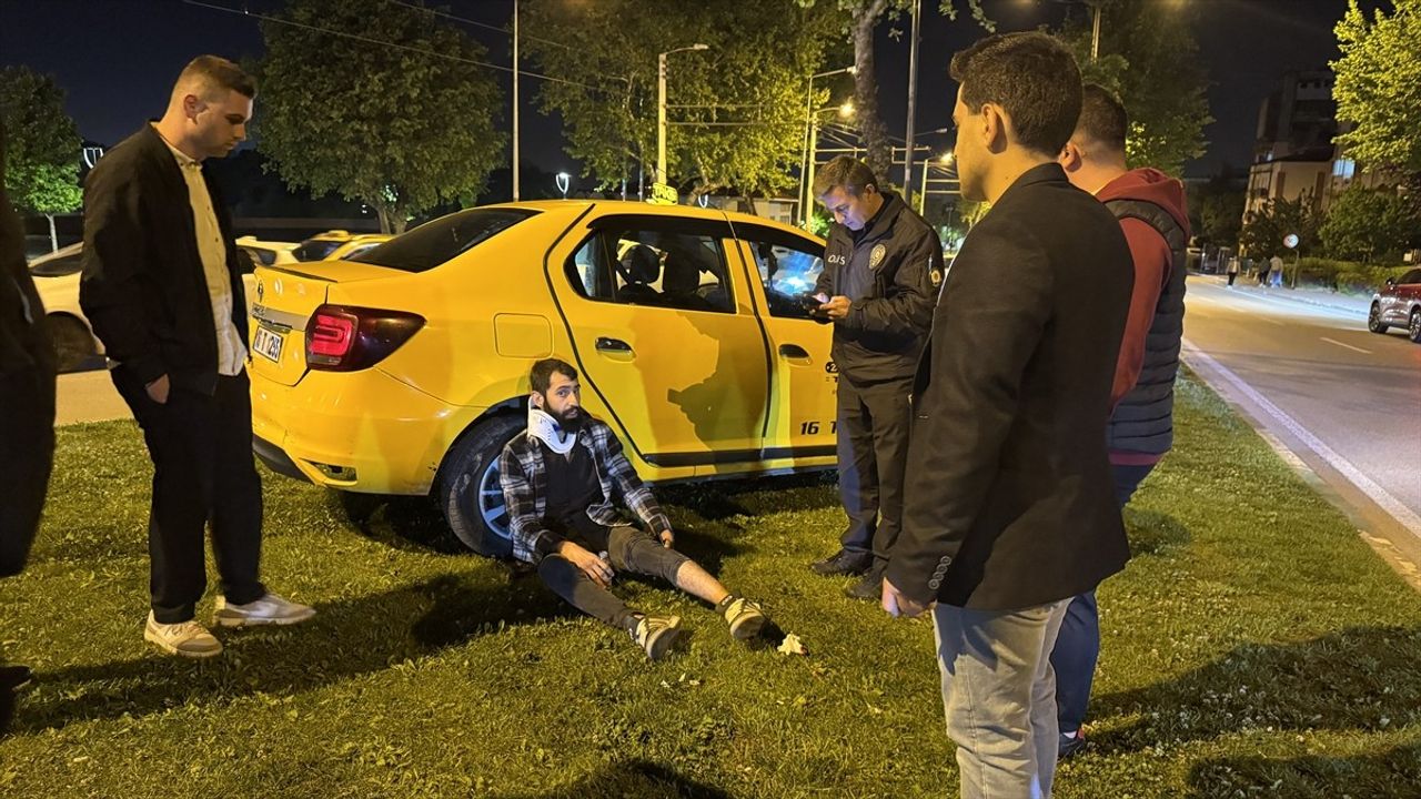 Bursa'da Taksi ve Otomobil Çarpıştı: 7 Yaralı