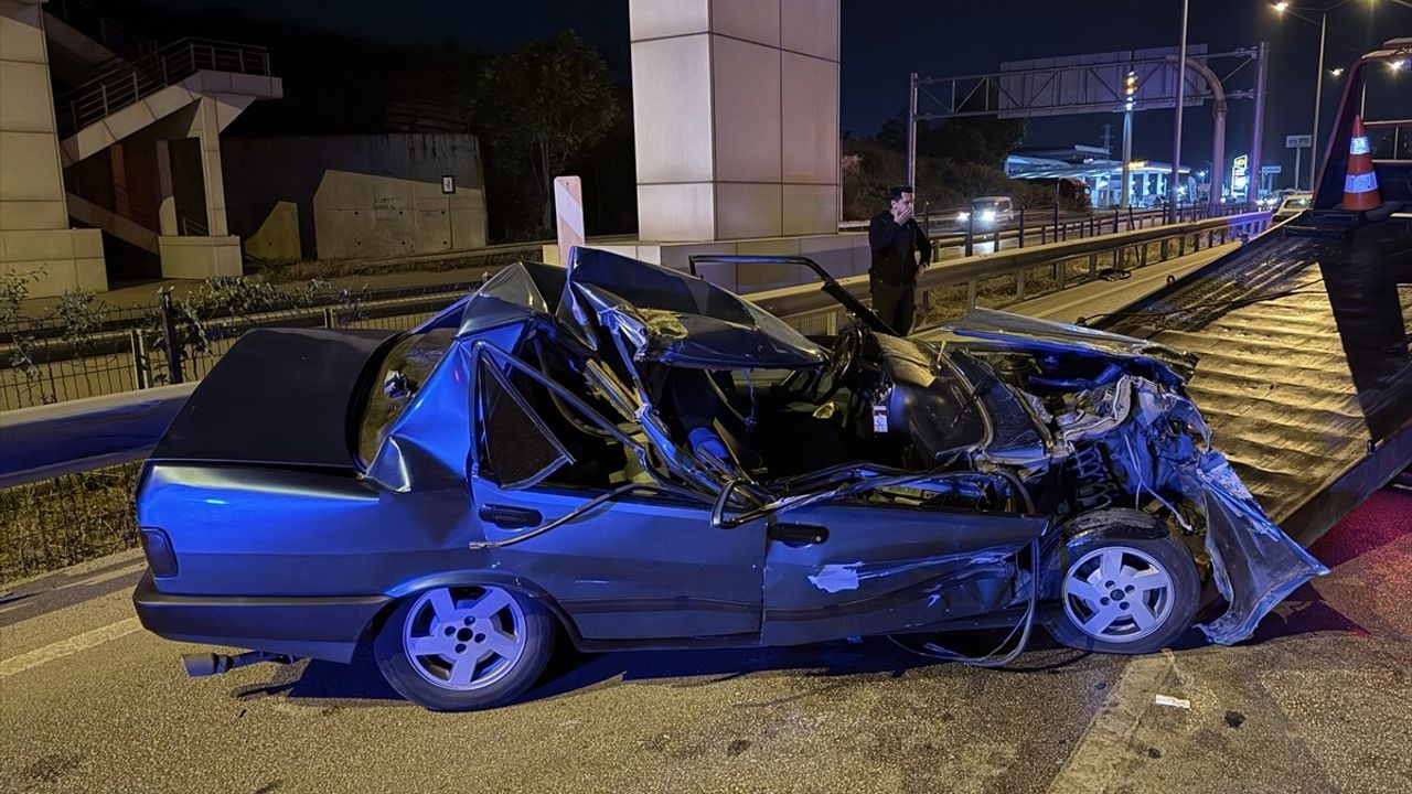Bursa'da Tırla Çarpışan Otomobilde Sürücü Ağır Yaralandı