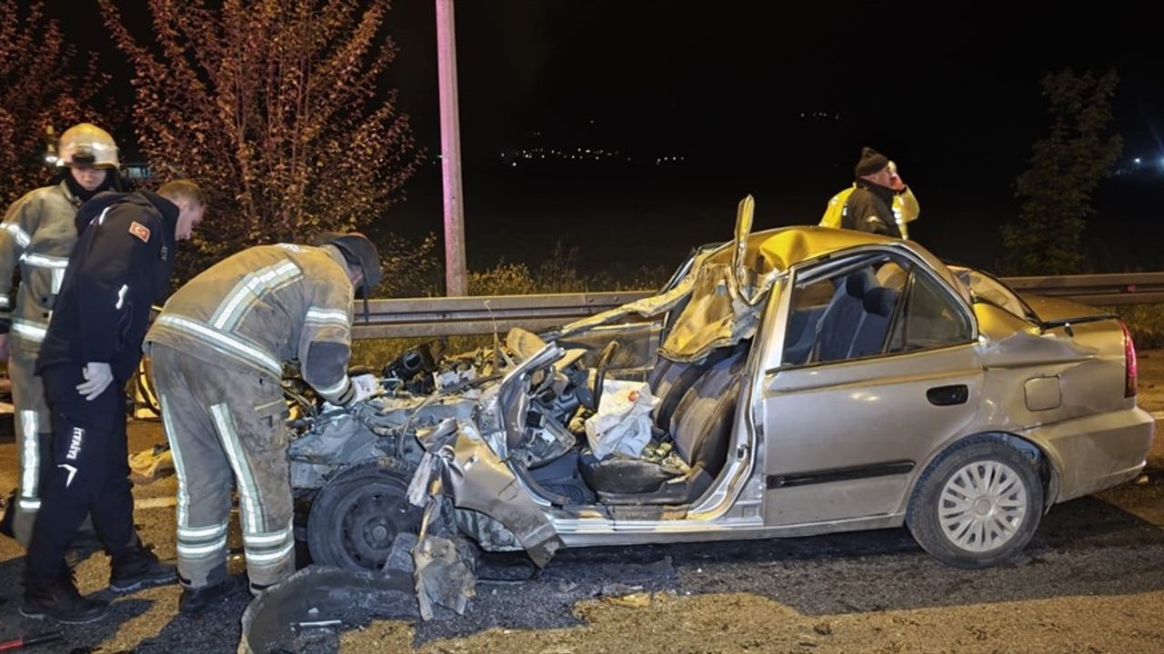 Bursa'da Trafik Kazası: Otomobil Kamyona Çarptı, Sürücü Ağır Yaralı