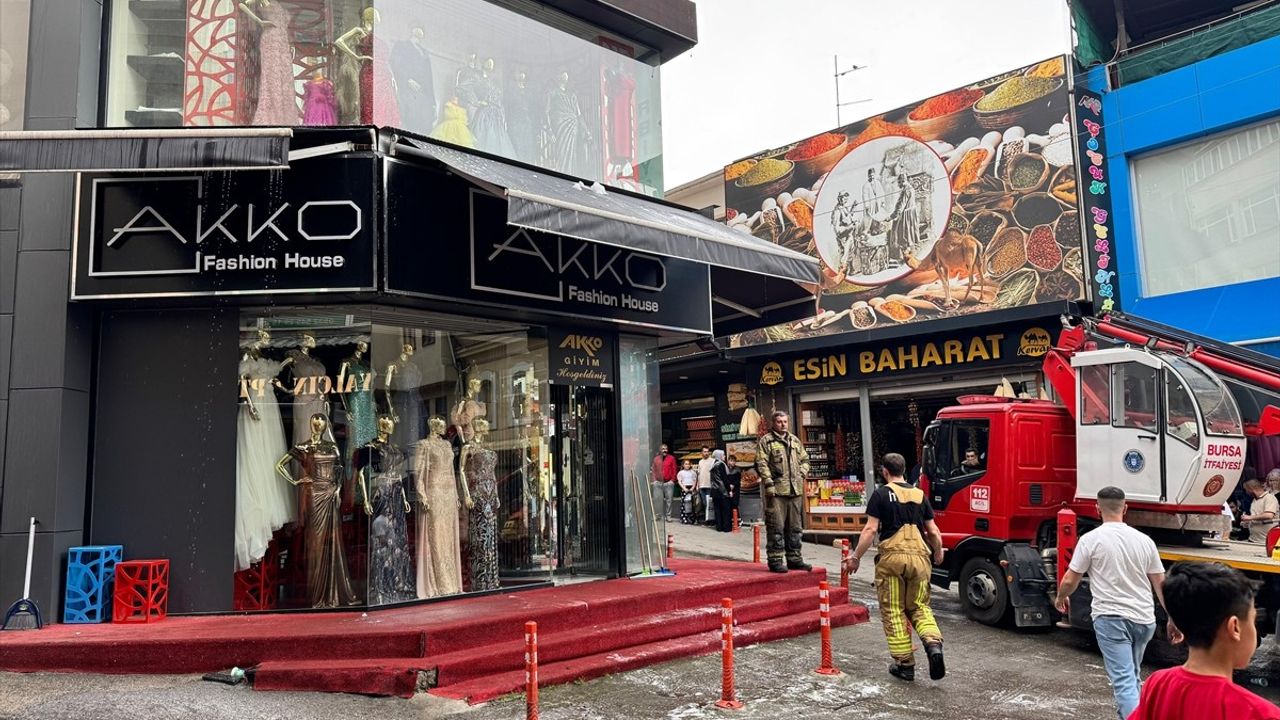 Bursa'daki Giyim Mağazasında Yangın Kontrol Altında